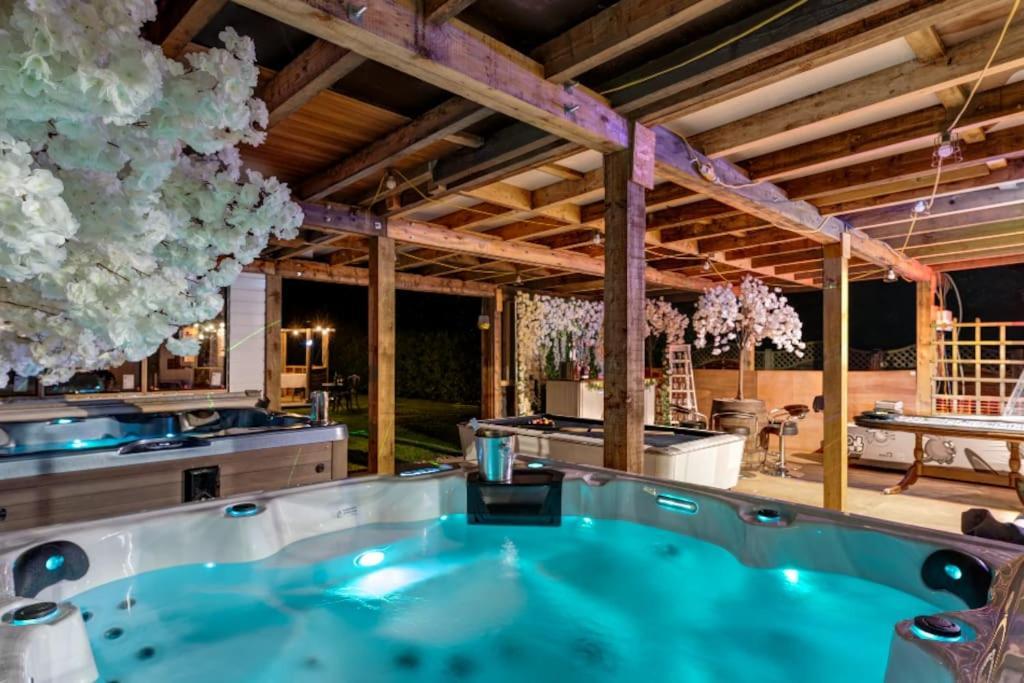 Hen & Stag Retreat Weekend Stay Sleeps 10 To 30 Thetford Eksteriør bilde